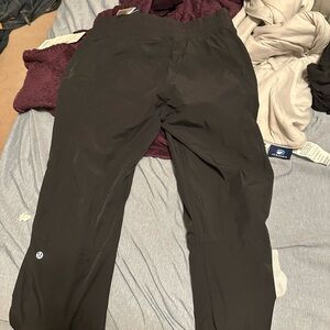 Women’s Lululemon athletics- dog runner pants- NWT- size 6